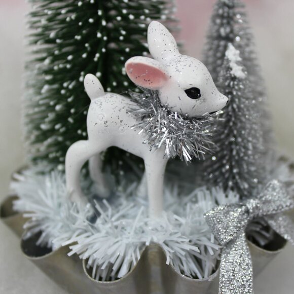 Retro Vintage Style Deer Bottle Brush Tree in Vintage Tart Tin: Christmas Decor - Picture 4 of 9